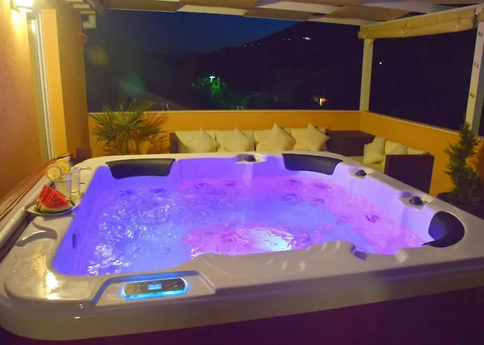 Luxury Penthouse With Jacuzzi In